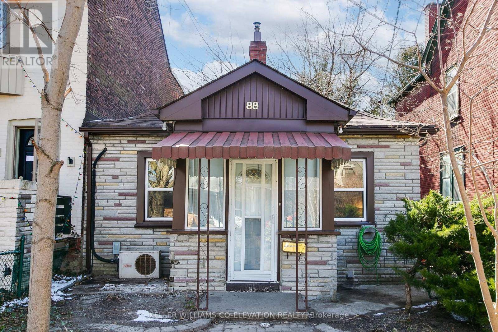 Toronto (greenwood-coxwell), ON M4L2S6,88 REDWOOD AVENUE