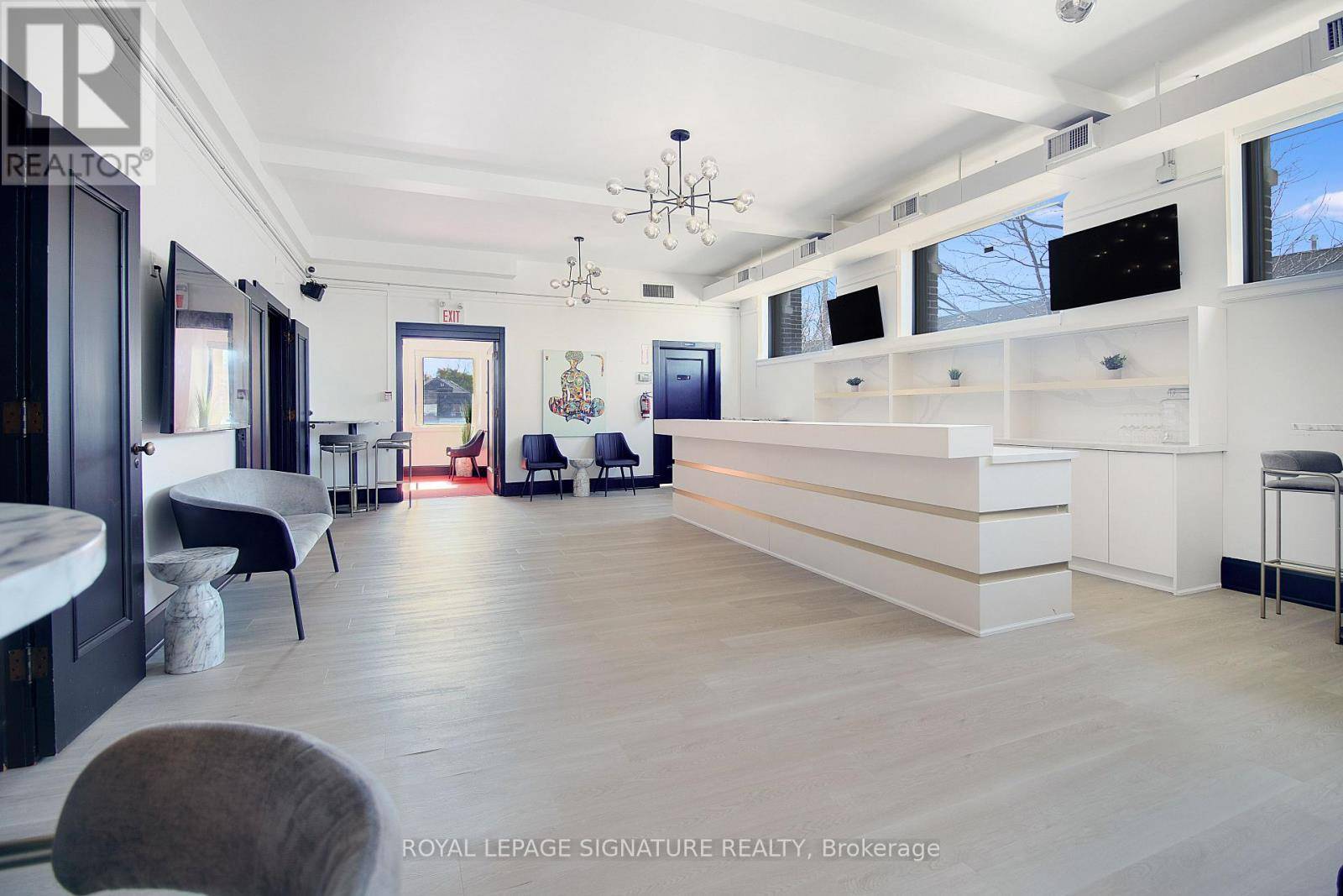 Toronto (east End-danforth), ON M4C4V1,15 CHISHOLM AVENUE