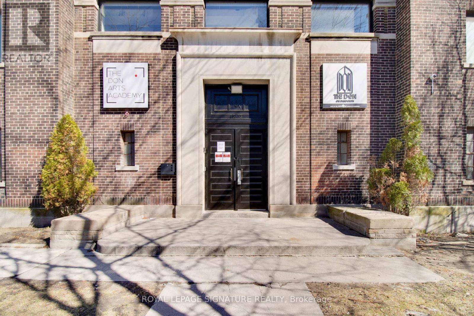 Toronto (east End-danforth), ON M4C4V1,15 CHISHOLM AVENUE