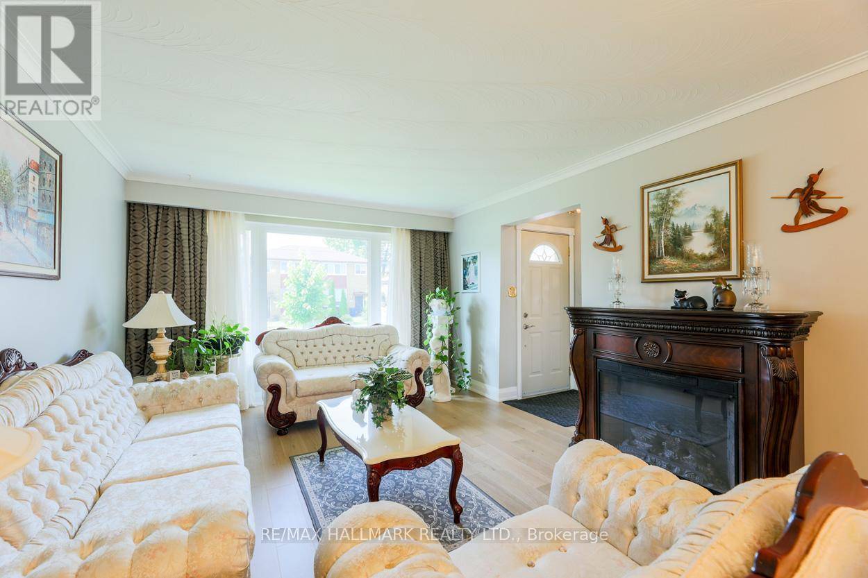 Toronto (oakridge), ON M1L1J5,118 NEWPORT AVENUE