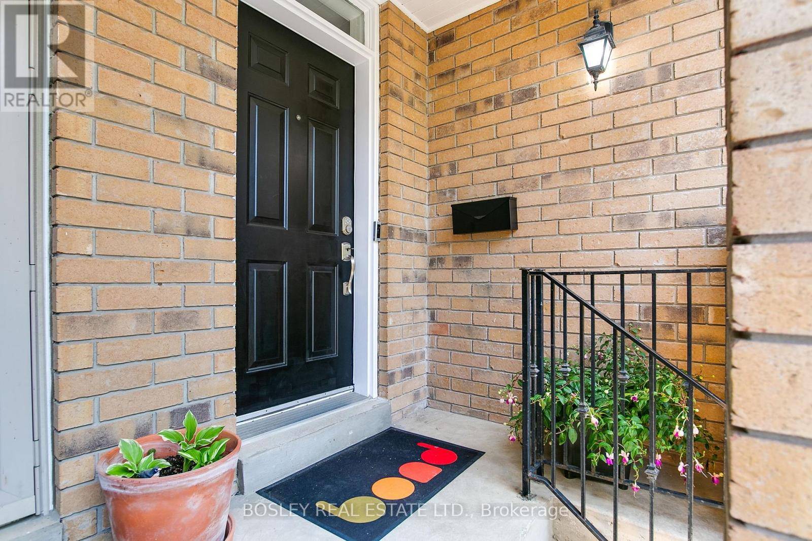 Toronto (greenwood-coxwell), ON M4L3Z3,9 AGNES LANE