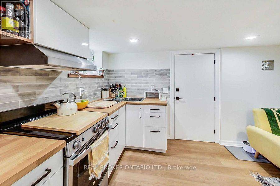 Toronto (the Beaches), ON M4E2B2,2009 Gerrard ST East #Basement