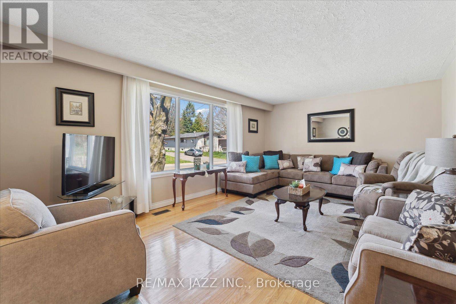 Oshawa (donevan), ON L1H1M2,639 ATHOL STREET E