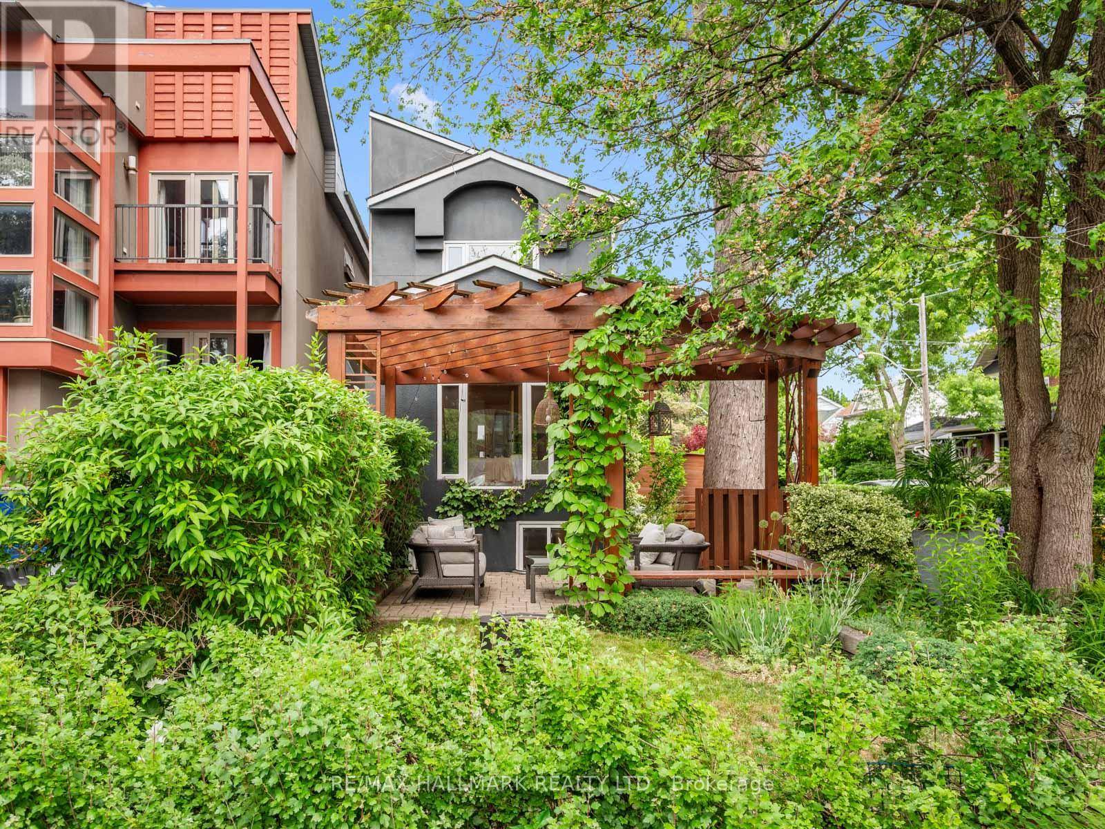 Toronto (blake-jones), ON M4J1E5,22 DAWSON AVENUE