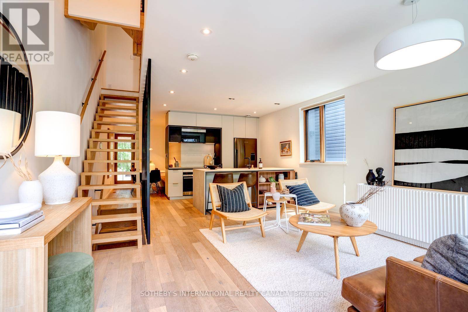Toronto (danforth), ON M4J2Z4,79 Eaton AVE #1