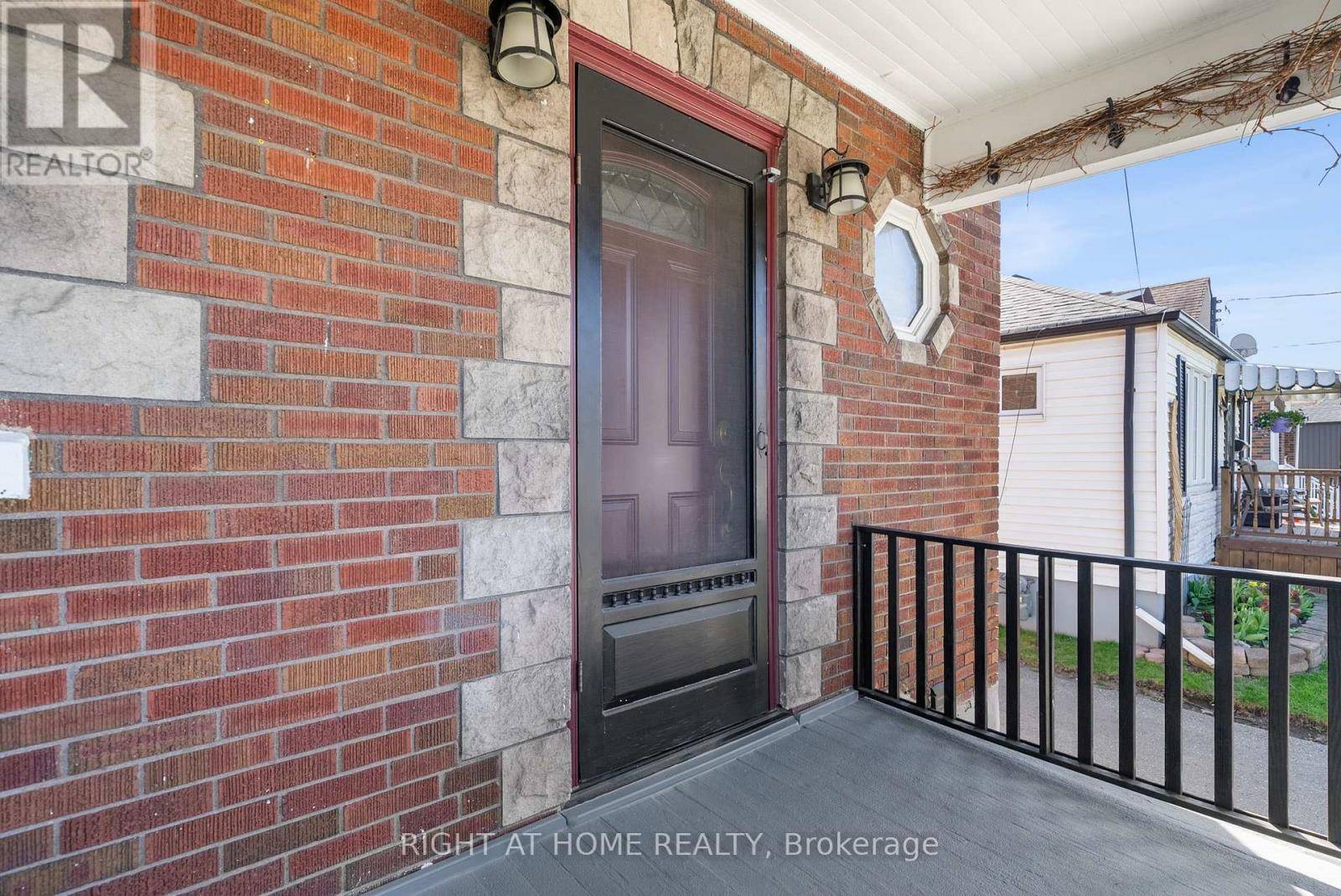 Oshawa (lakeview), ON L1H4T7,739 ALBERT STREET