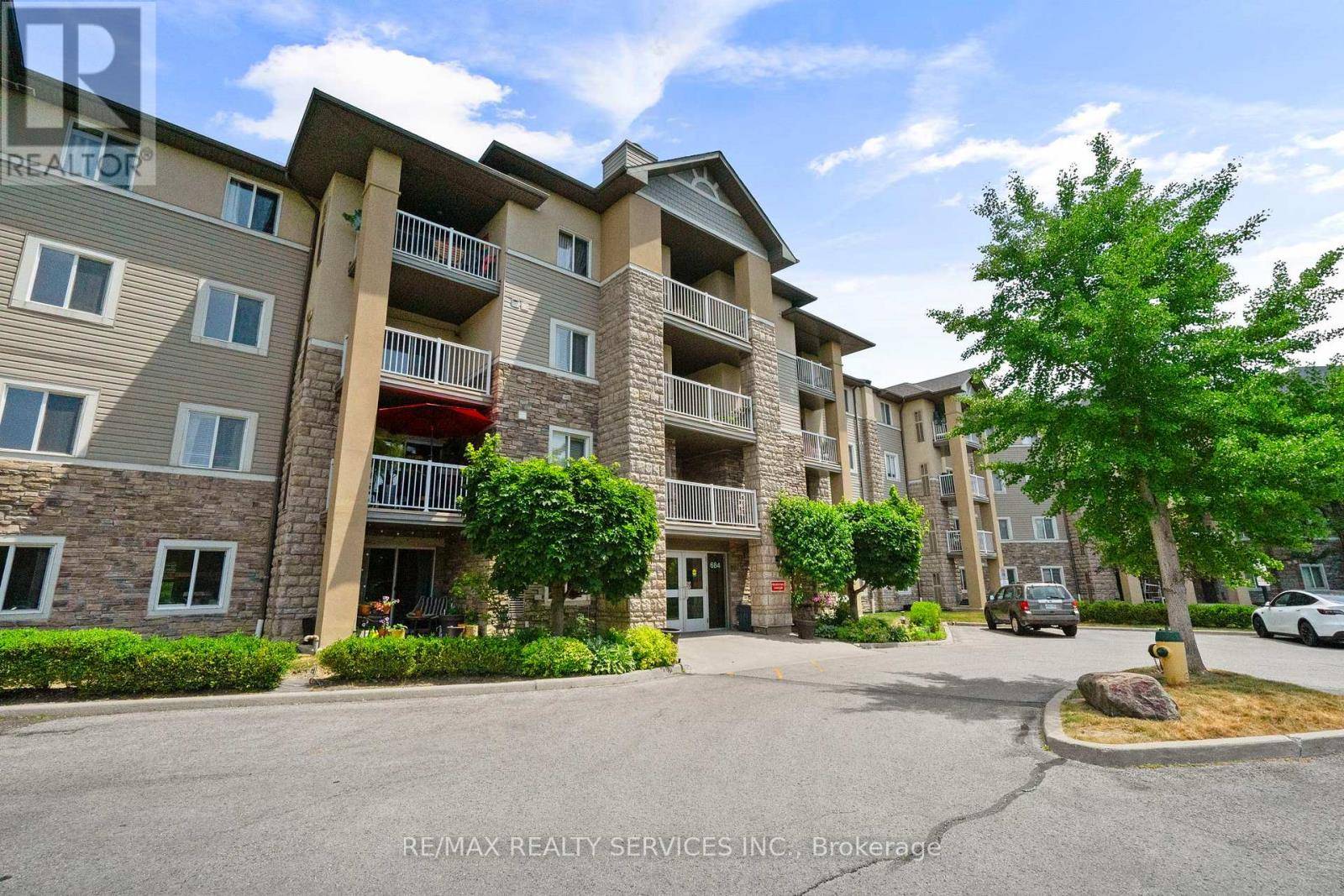Toronto (clairlea-birchmount), ON M1L4W4,684 Warden AVE #301