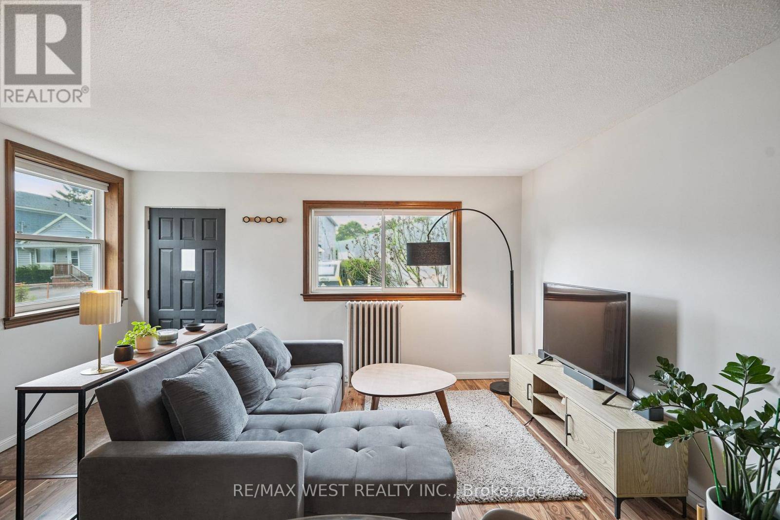 Toronto (oakridge), ON M1L3T4,2 LEYTON AVENUE