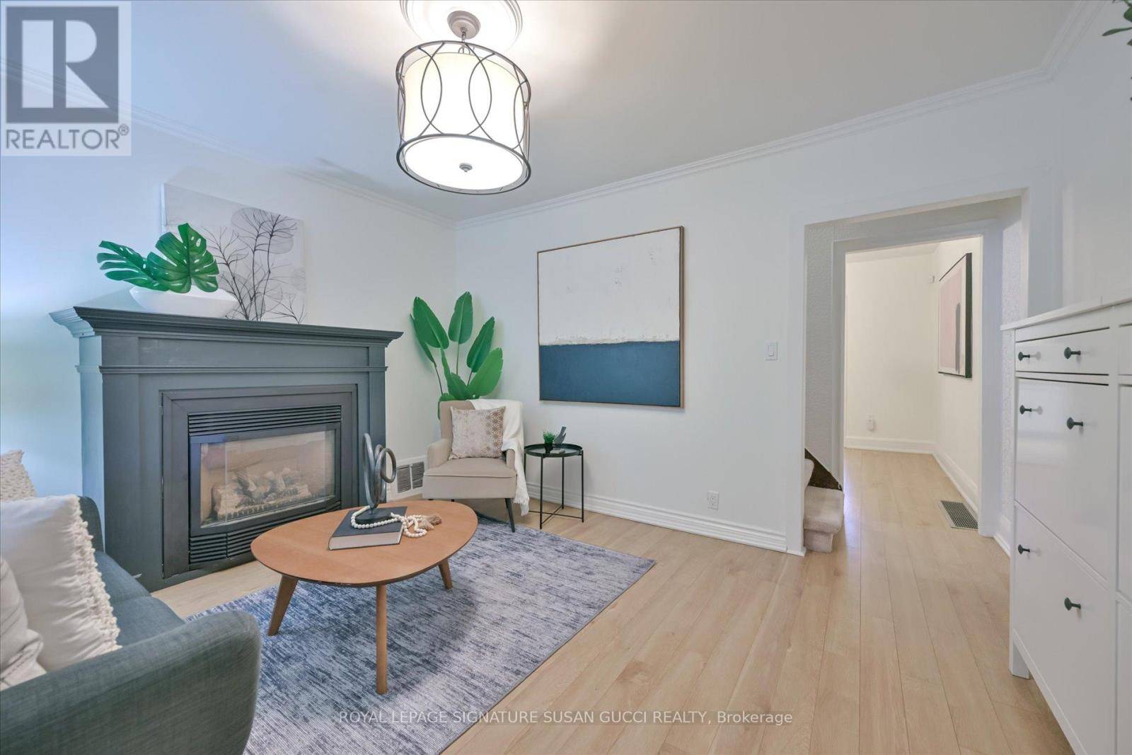 Toronto (woodbine-lumsden), ON M4C4M8,208 OAK PARK AVENUE