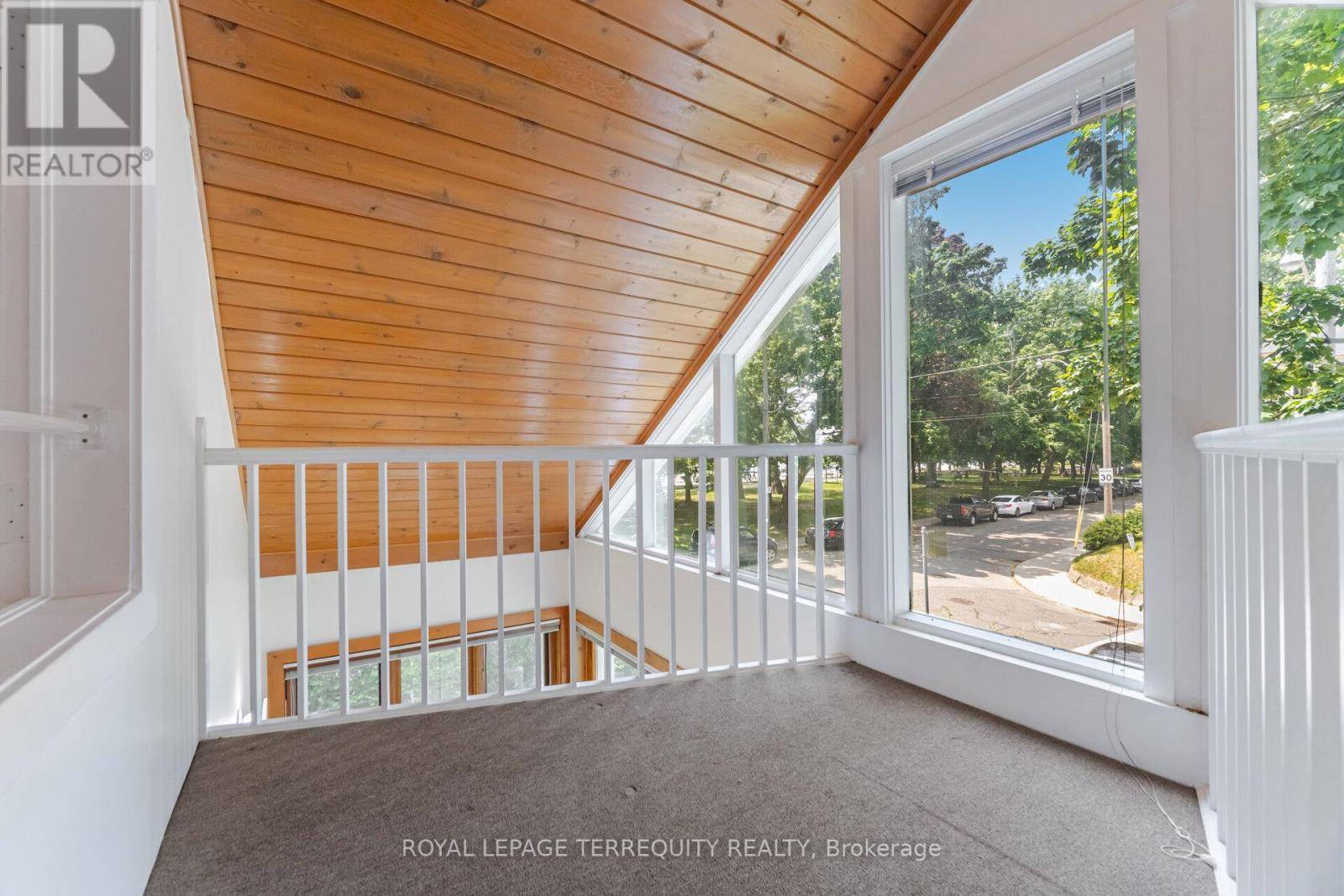 Toronto (the Beaches), ON M4E2Z8,17 MACLEAN AVENUE