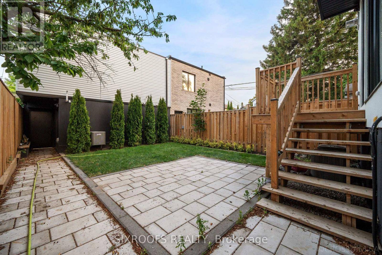 Toronto (danforth Village-east York), ON M4C2M4,41 DUNKIRK ROAD