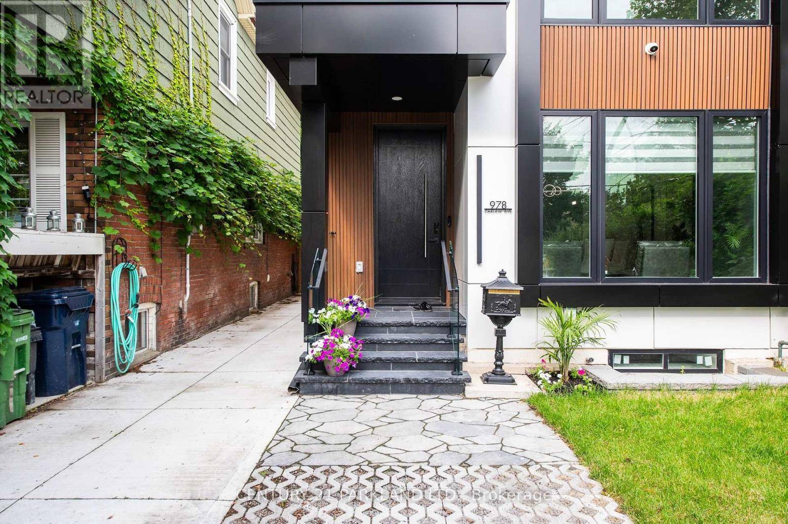 Toronto (broadview North), ON M4K3M1,978 CARLAW AVENUE