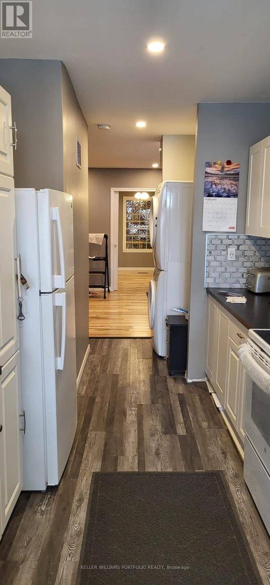 Toronto (east End-danforth), ON M4C5C7,17 Kelvin AVE #Main