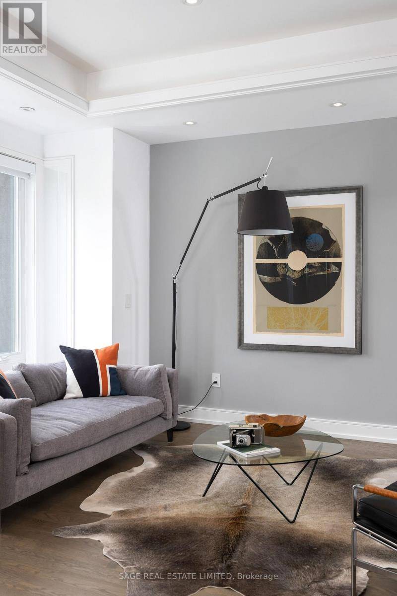 Toronto (o'connor-parkview), ON M4B2R3,24 SQUIRES AVENUE