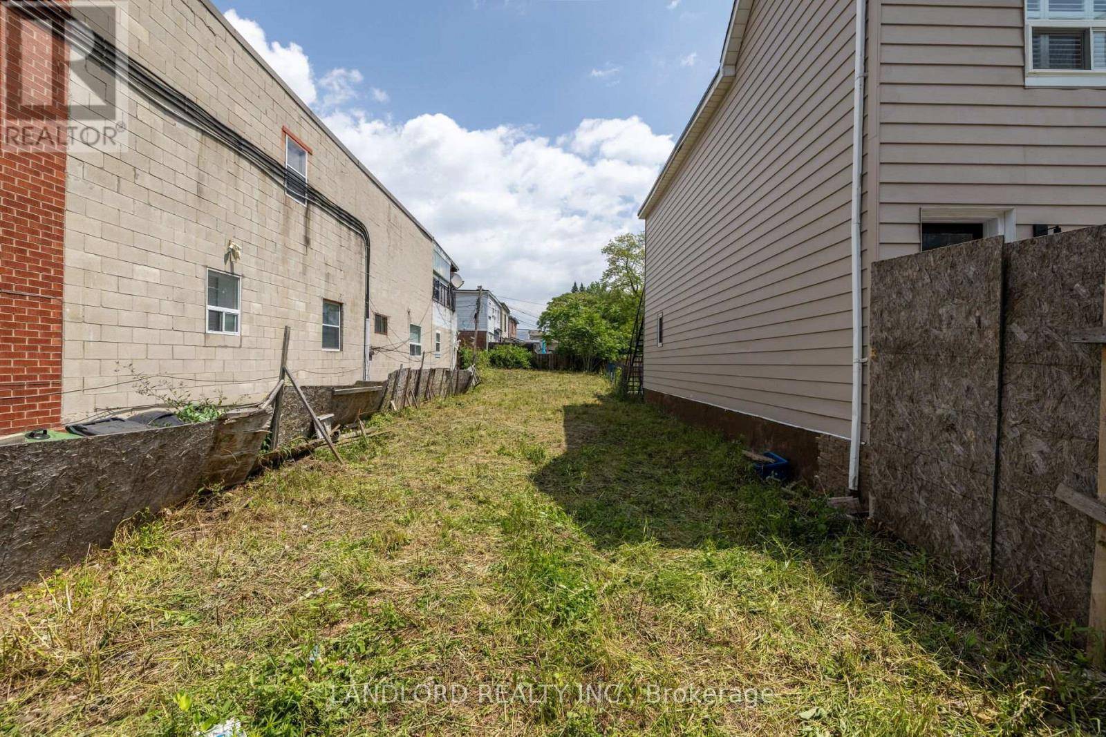 Toronto (woodbine Corridor), ON M4L3B1,69 COXWELL AVENUE