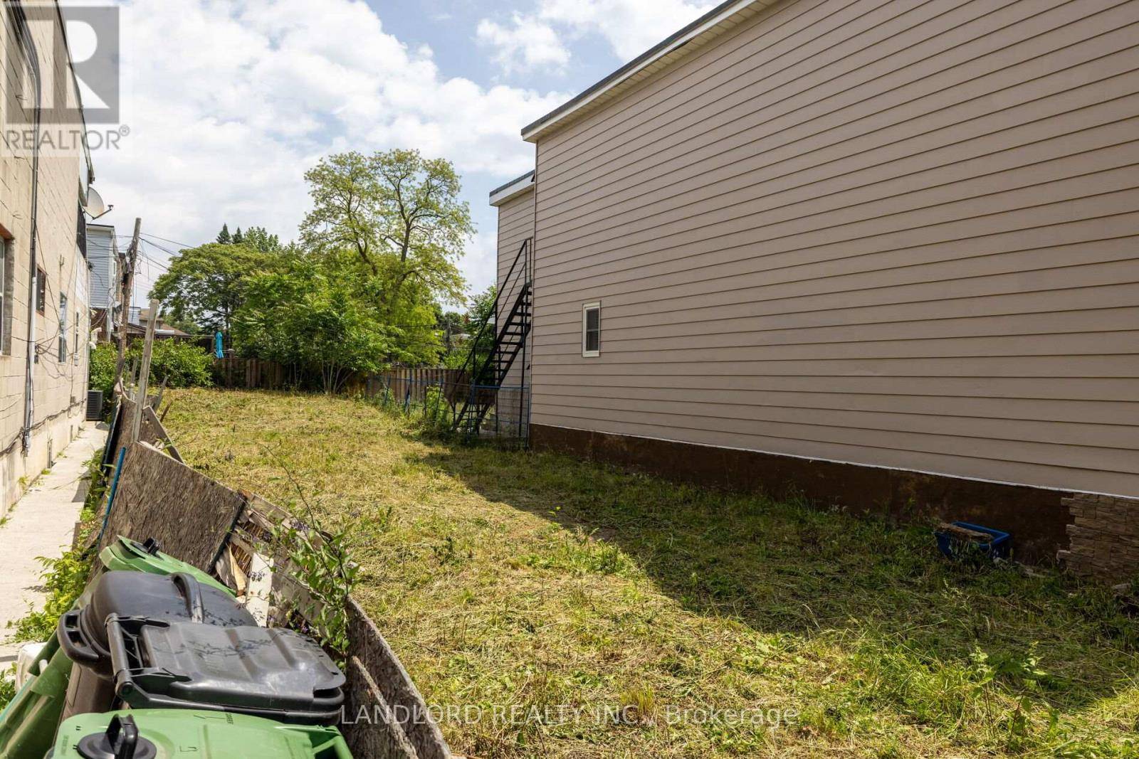 Toronto (woodbine Corridor), ON M4L3B1,69 COXWELL AVENUE