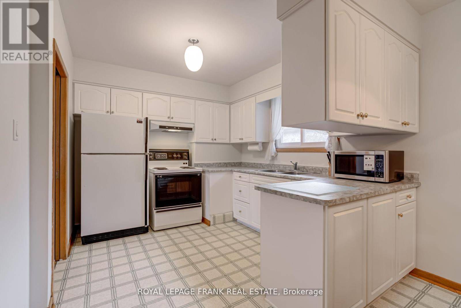 Toronto (woburn), ON M1H1X4,29 SEDGEMOUNT DRIVE