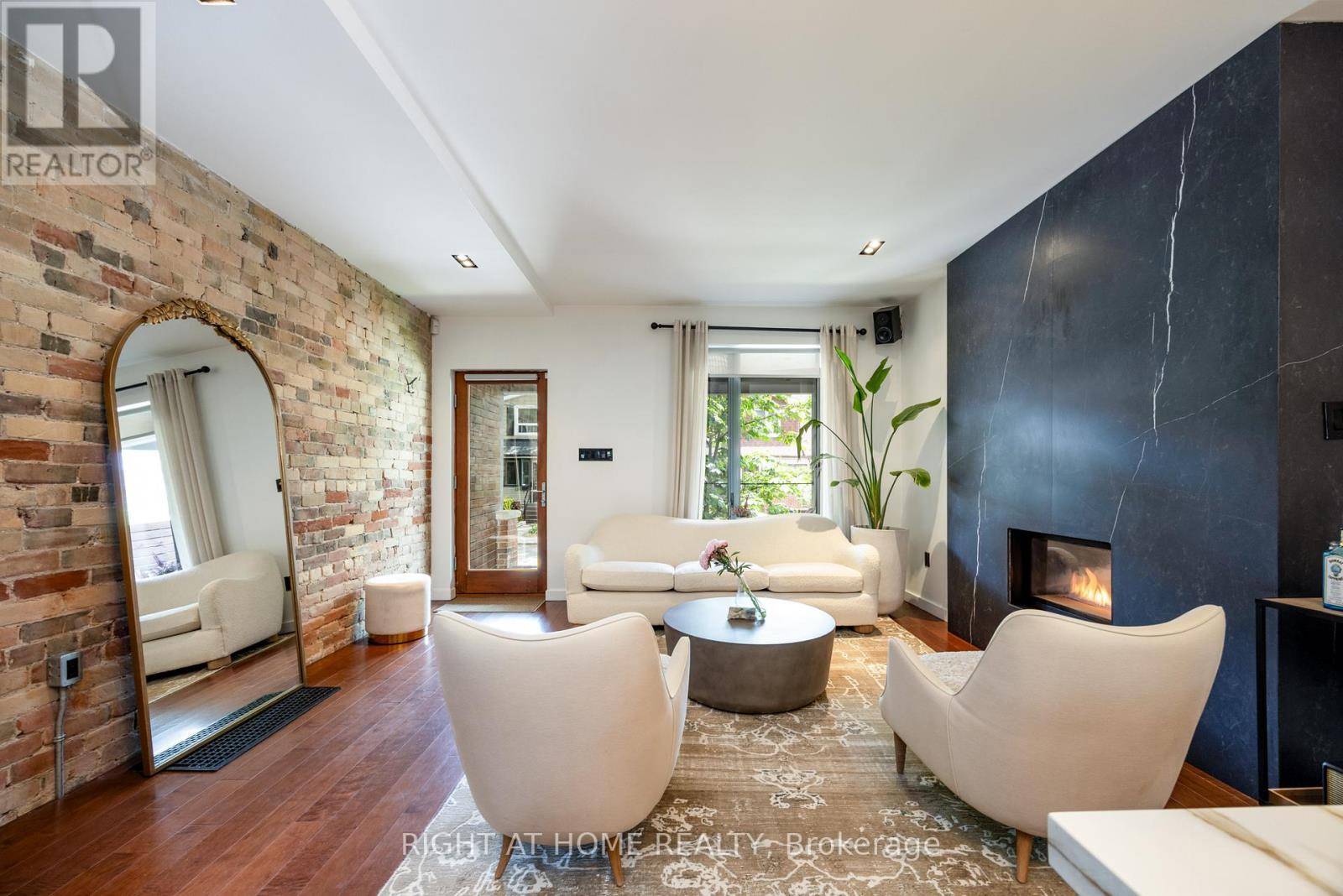 Toronto (south Riverdale), ON M4M2M4,128 BOOTH AVENUE
