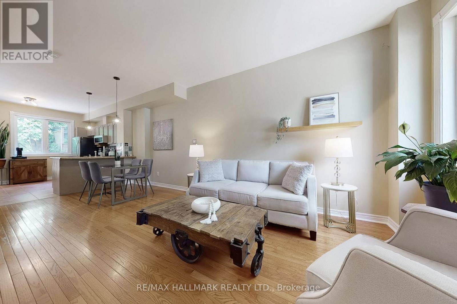 Toronto (crescent Town), ON M4C5S9,99 Goodwood Park CT #12
