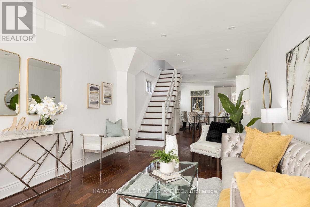 Toronto (danforth Village-east York), ON M4J1Z7,256 SAMMON AVENUE