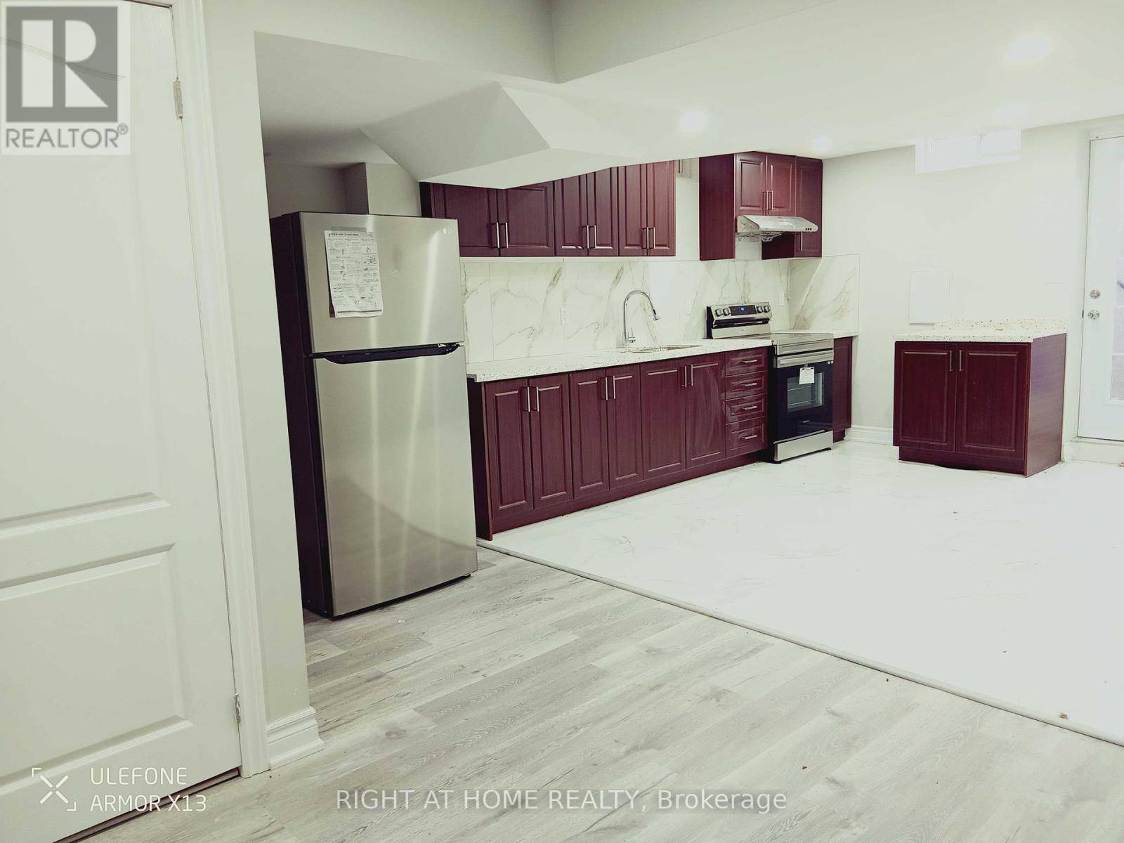 Oshawa (taunton), ON L1H8L7,2032 HUNKING DRIVE N