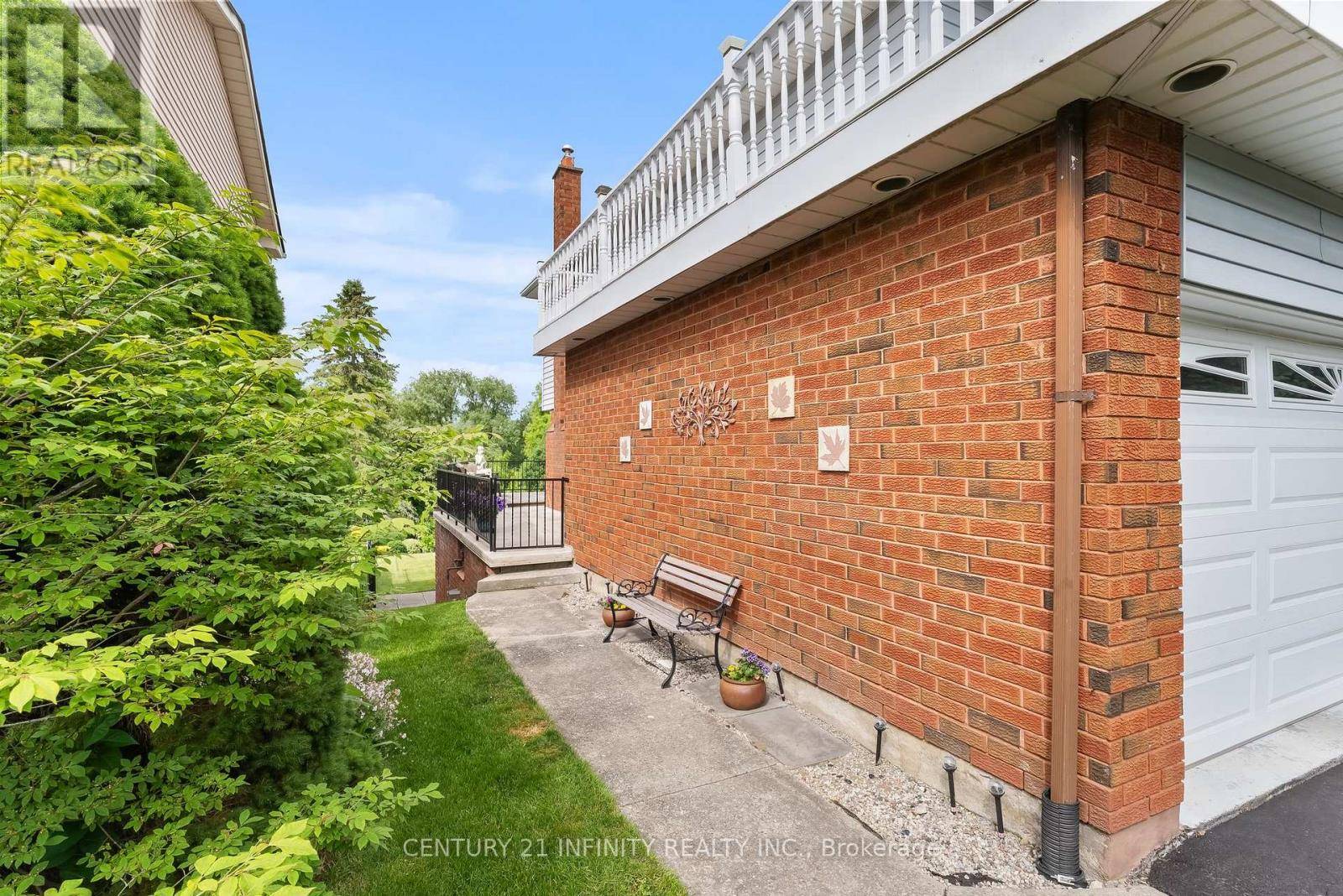 Whitby (lynde Creek), ON L1P1C9,104 FROST DRIVE