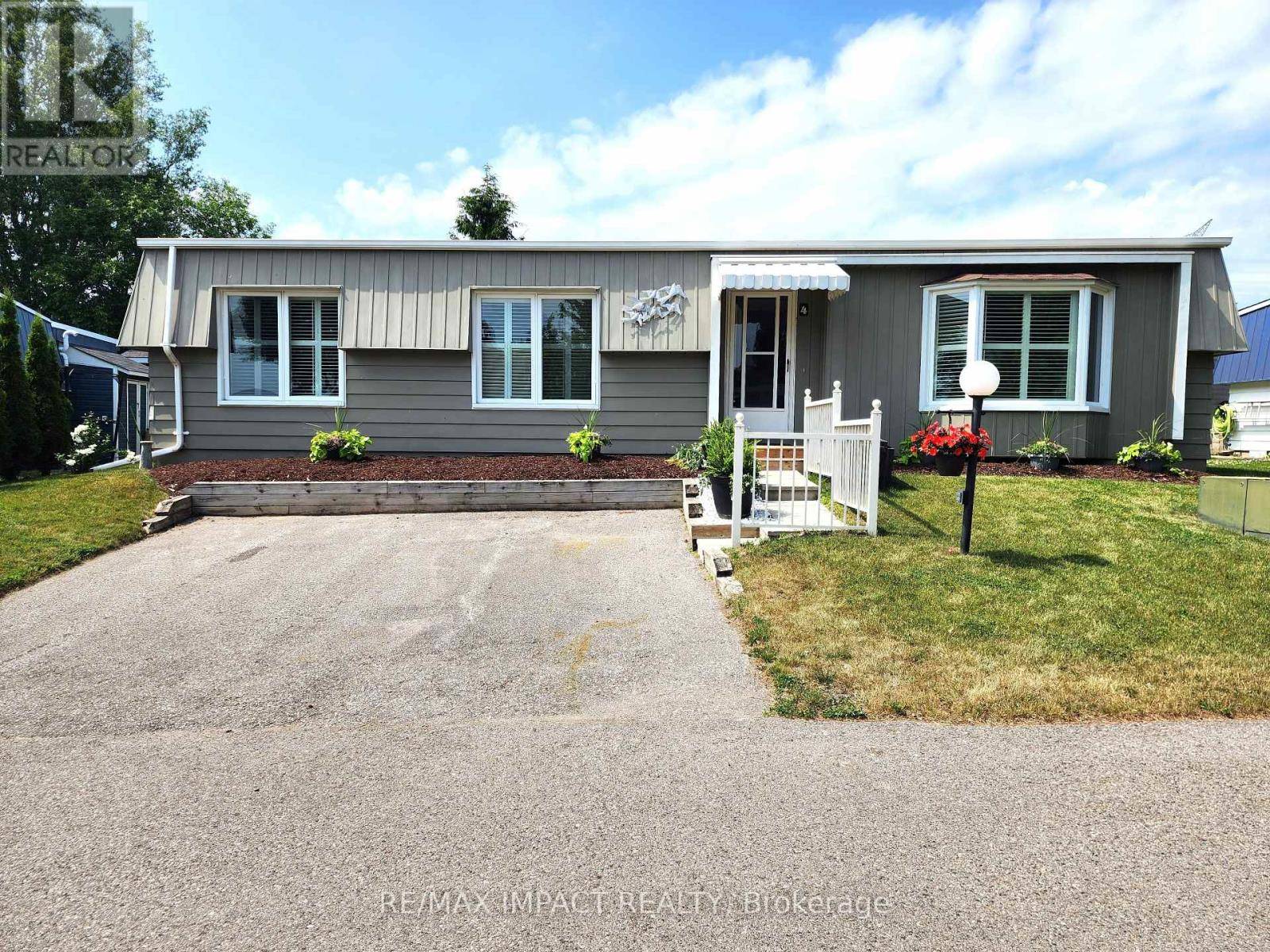 Clarington (newcastle), ON L1B1A5,4 CHAMPLAIN COURT