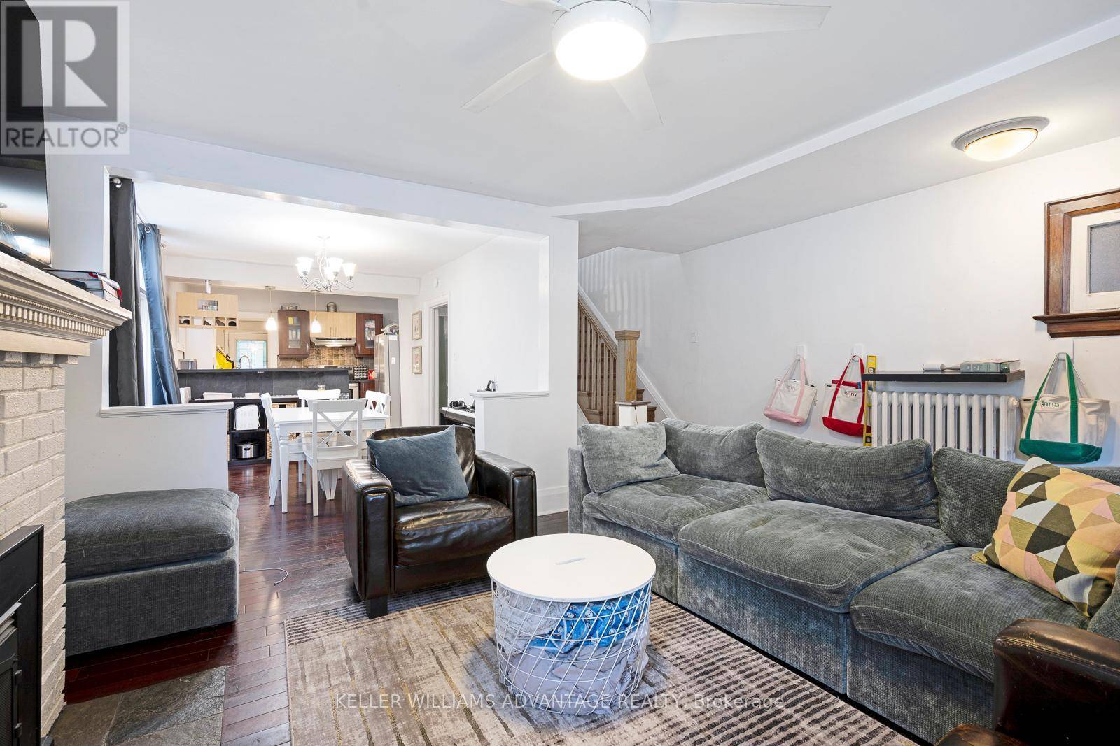 Toronto (east End-danforth), ON M4E2H9,585 WOODBINE AVENUE