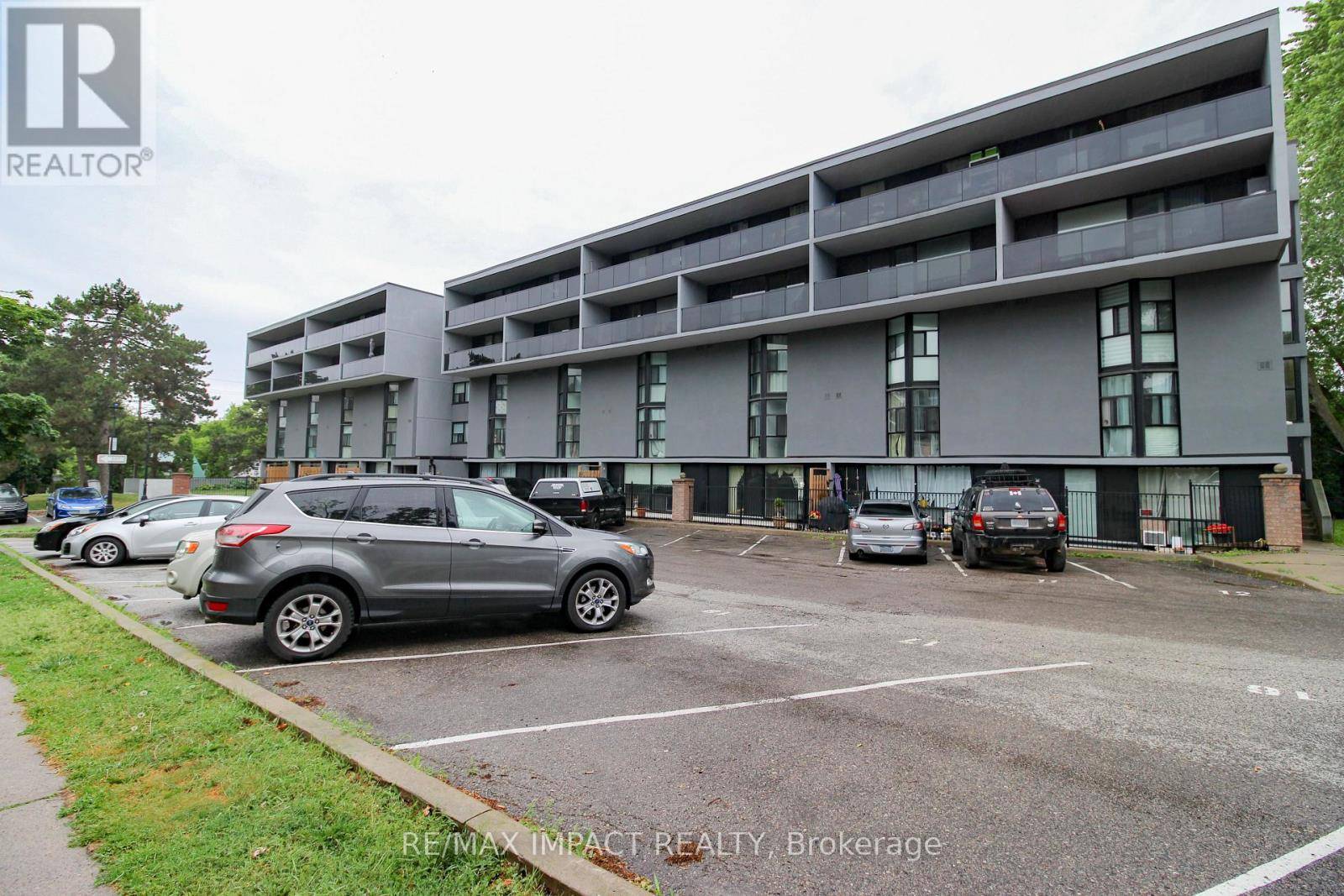 Oshawa (central), ON L1H4C2,454 Centre ST South #112