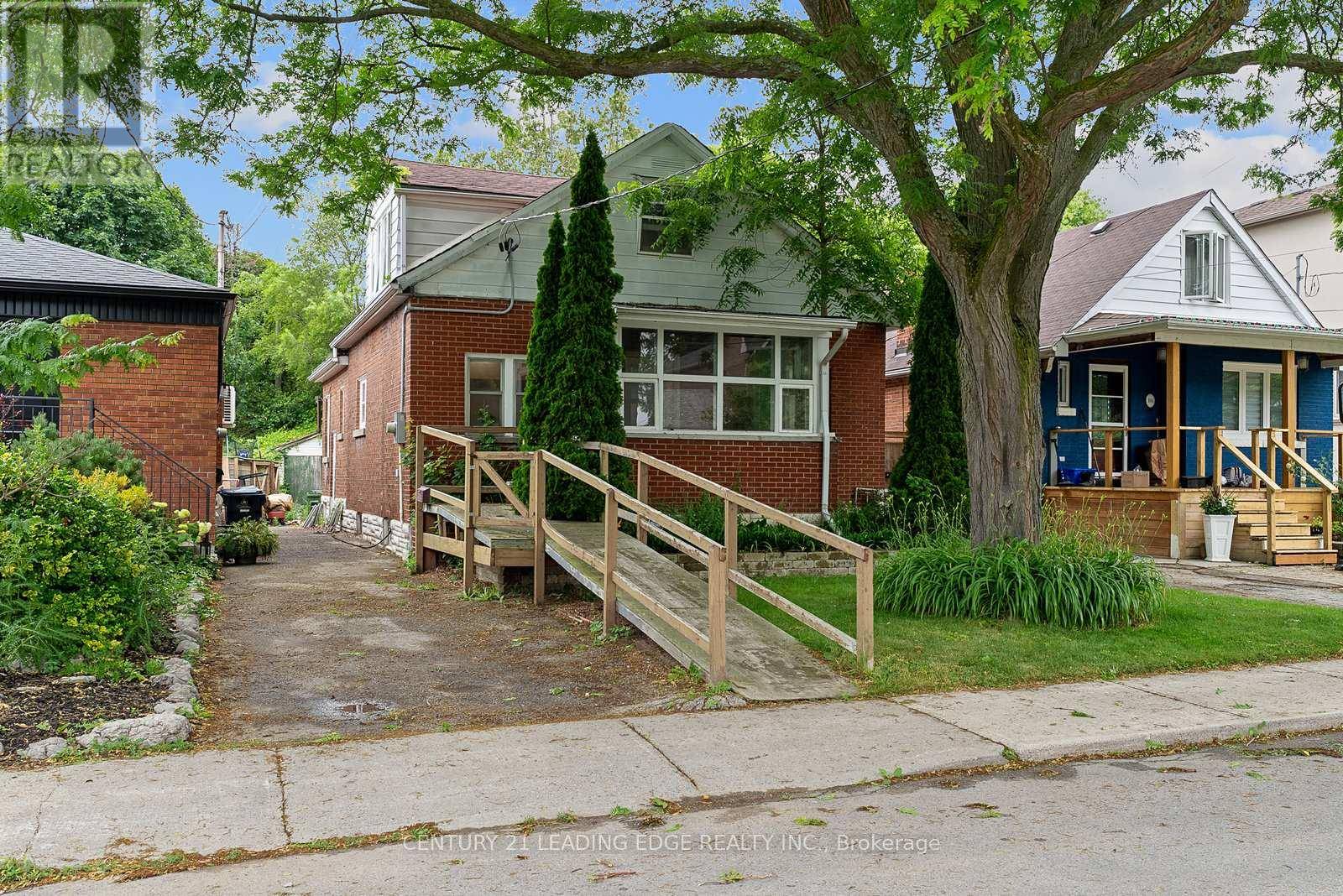 Toronto (birchcliffe-cliffside), ON M1N3G4,102 KALMAR AVENUE N