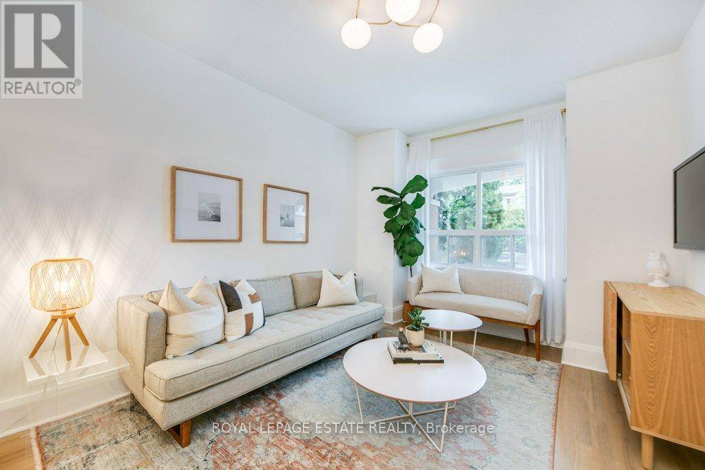 Toronto (east End-danforth), ON M4E2A1,130 SWANWICK AVENUE