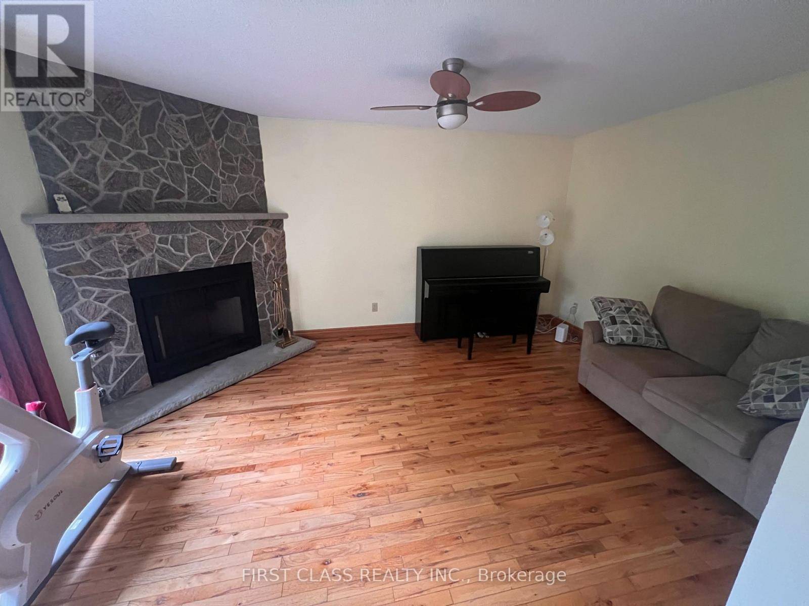 Toronto (rouge), ON M1B5H7,88 DARBY COURT