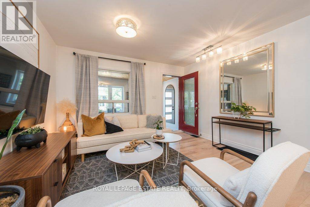 Toronto (east End-danforth), ON M4E2E5,2311 GERRARD STREET E