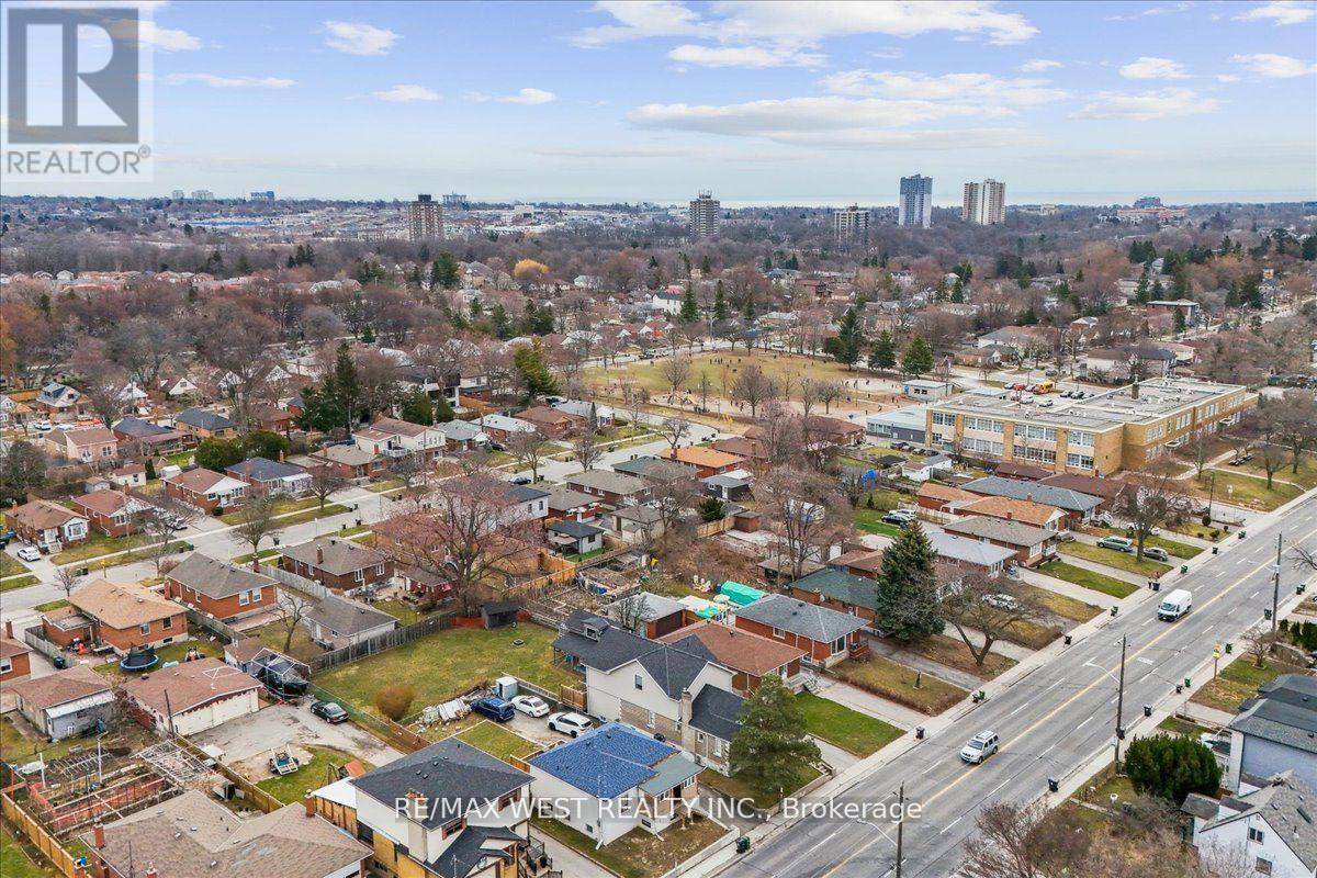 Toronto (clairlea-birchmount), ON M1L3H1,601 PHARMACY AVENUE