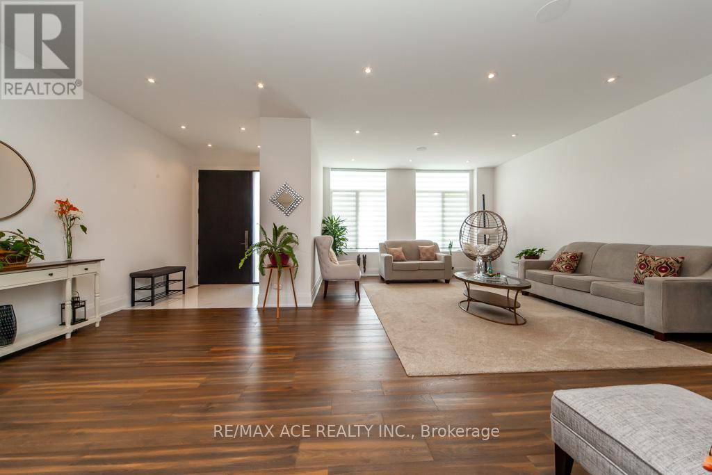 Toronto (scarborough Village), ON M1M3B4,44 MUIR DRIVE