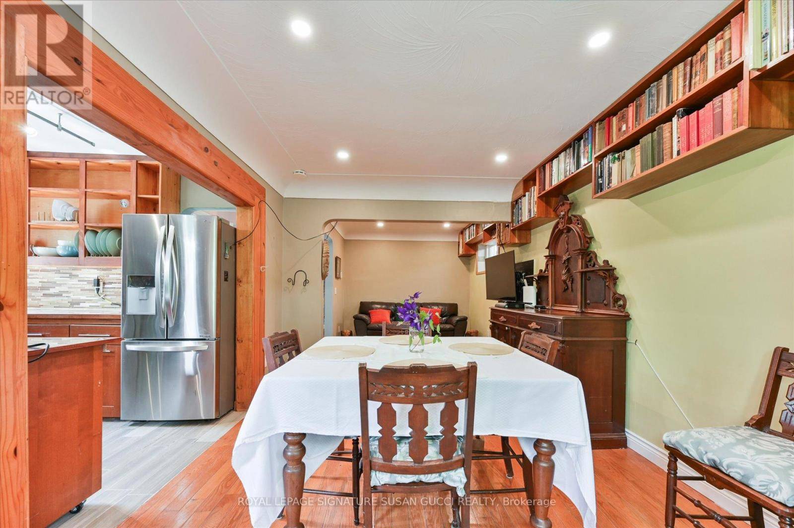 Toronto (woodbine-lumsden), ON M4C2X1,982 COSBURN AVENUE
