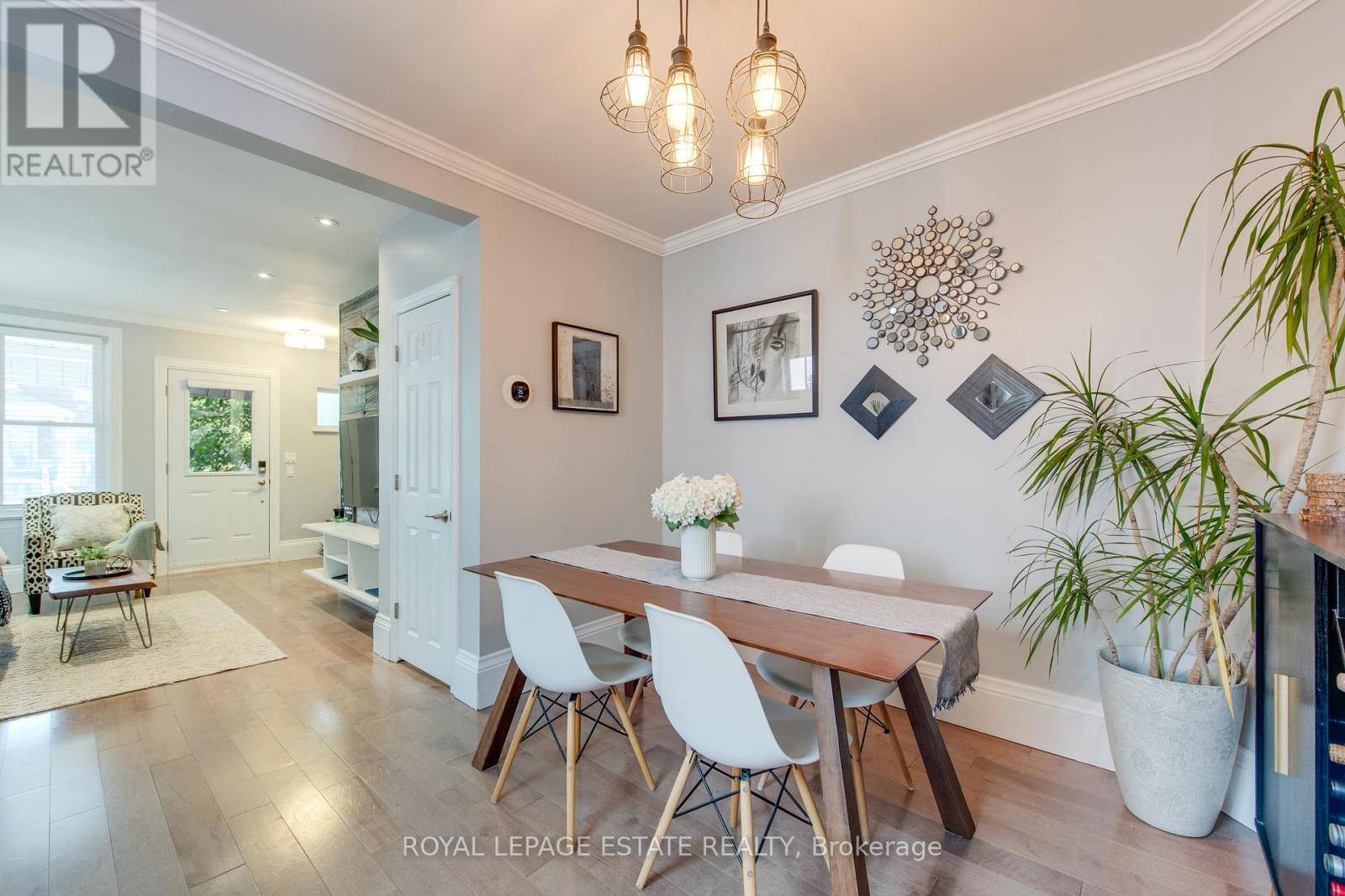 Toronto (danforth Village-east York), ON M4C3Y8,138 WOODMOUNT AVENUE