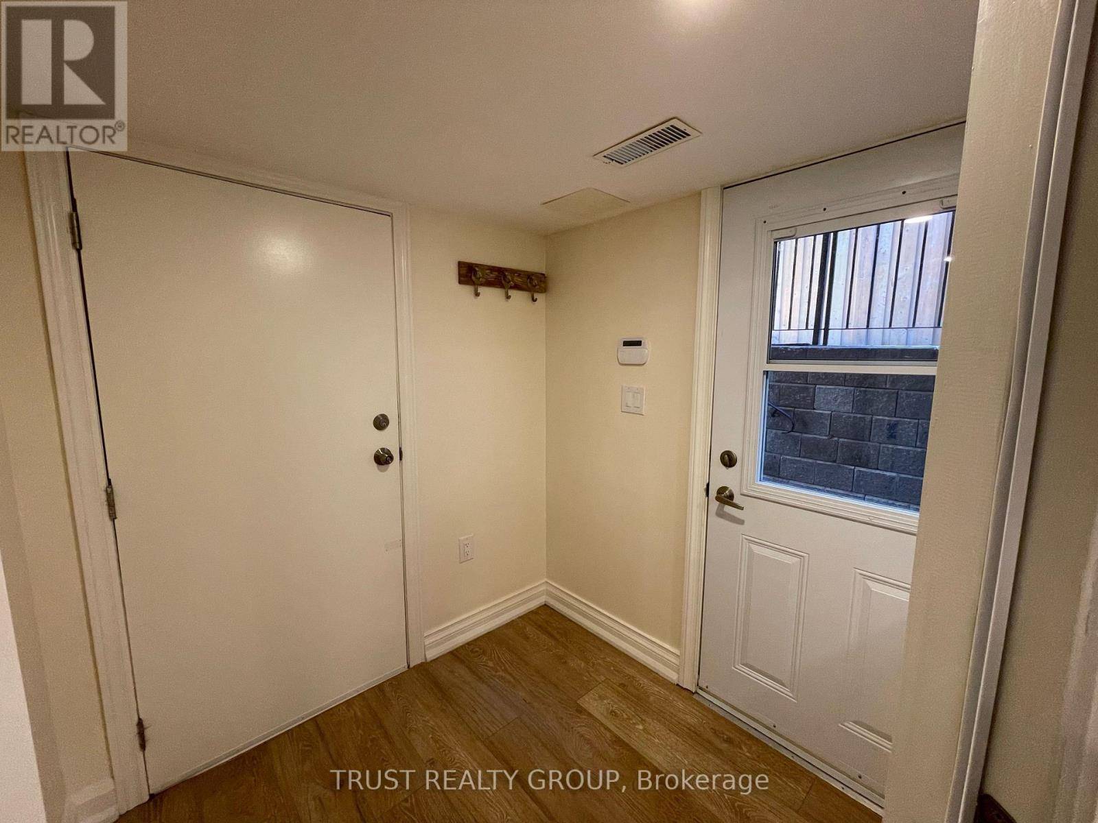 Toronto (woodbine-lumsden), ON M4C2X1,990 Cosburn AVE #Lower