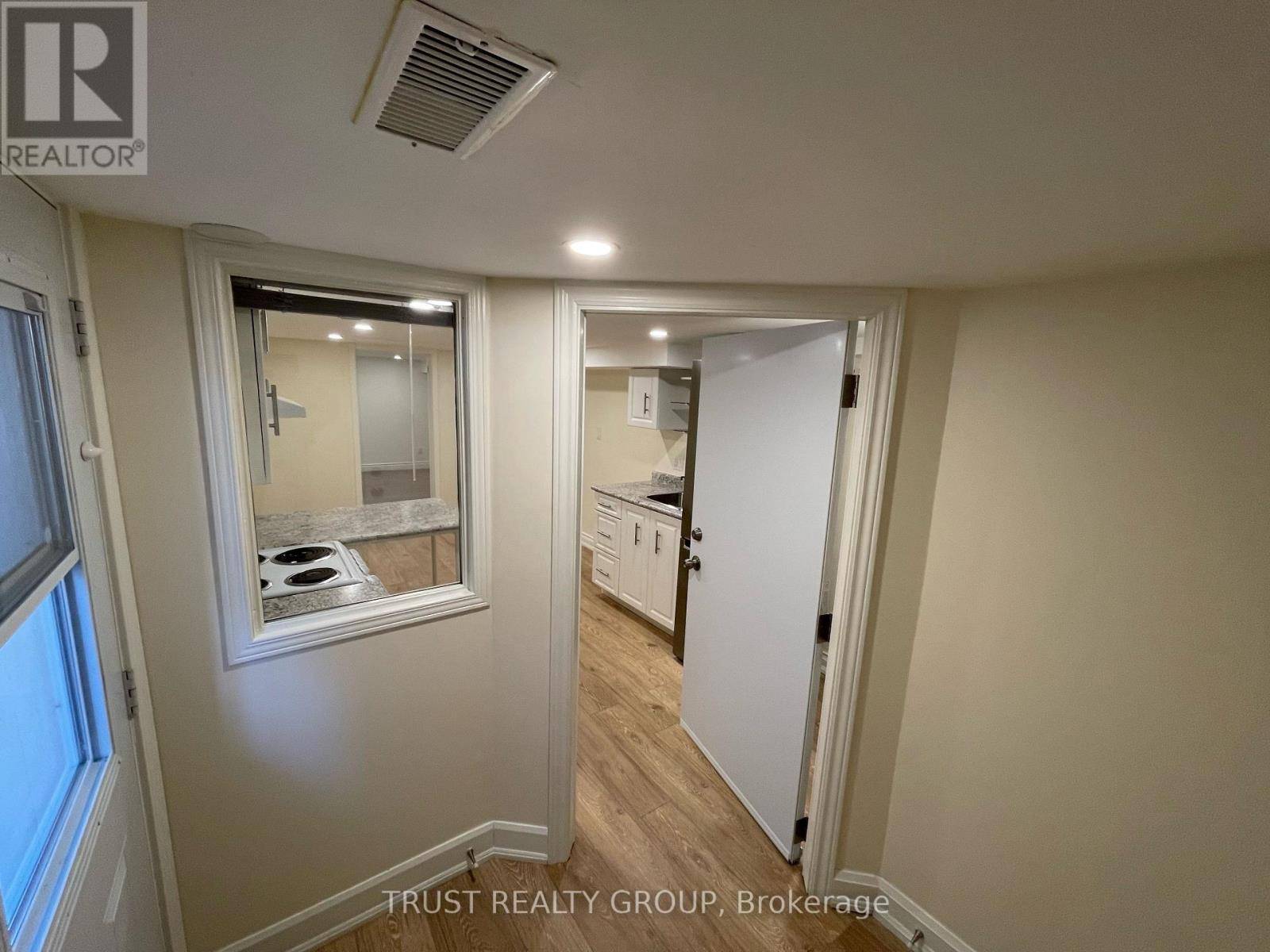 Toronto (woodbine-lumsden), ON M4C2X1,990 Cosburn AVE #Lower