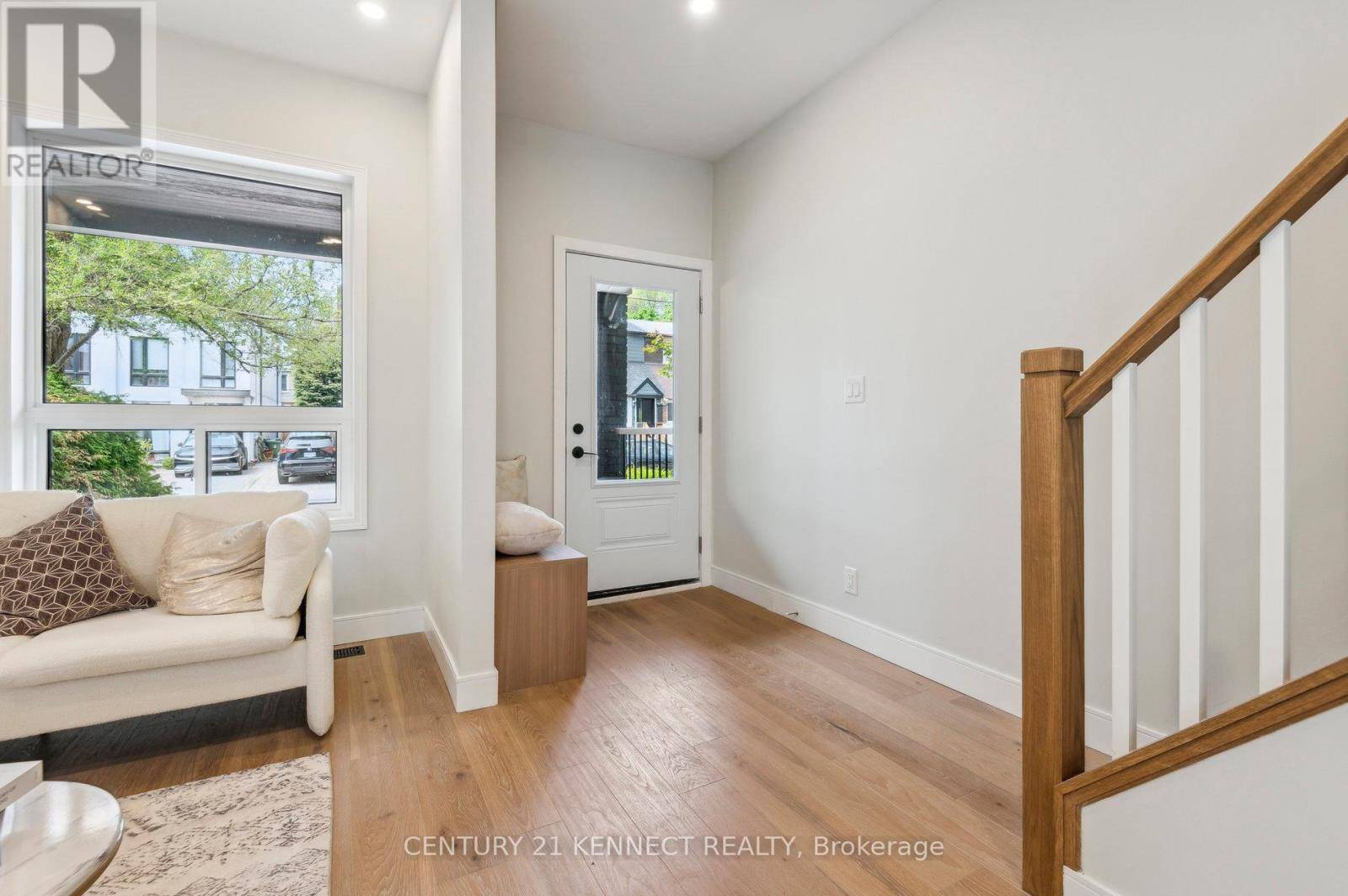 Toronto (danforth Village-east York), ON M4J3Z8,21 FRANKDALE AVENUE