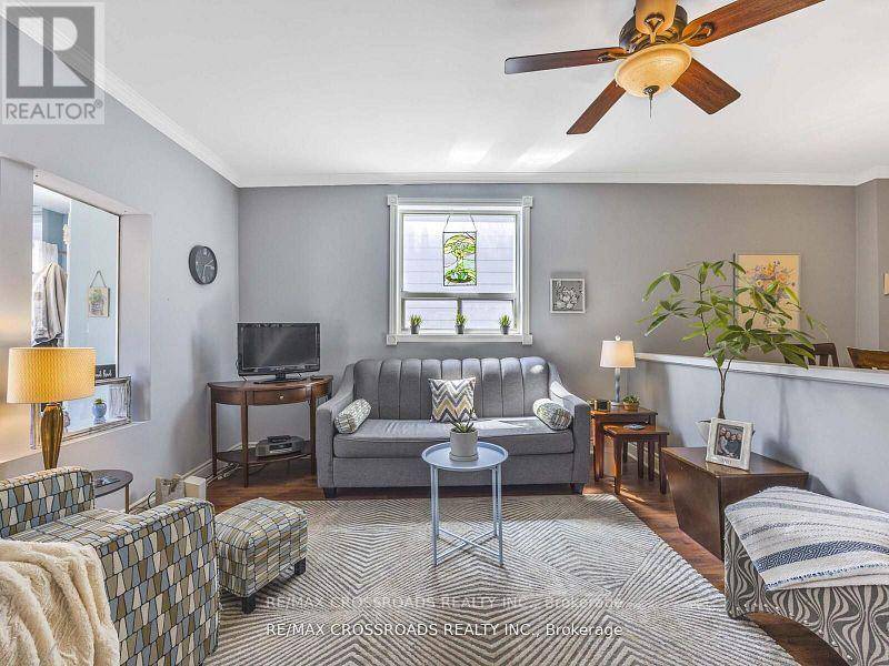 Toronto (south Riverdale), ON M4L2H7,22 IVY AVENUE
