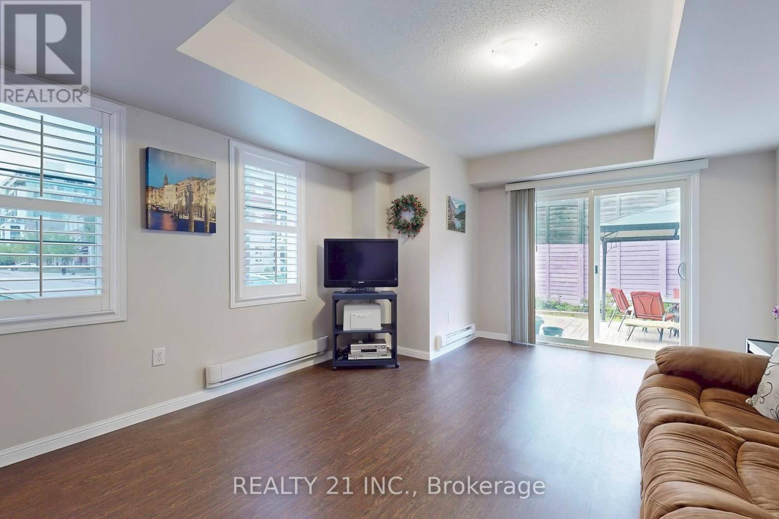 Toronto (clairlea-birchmount), ON M1L0C1,60 DEANS DRIVE E