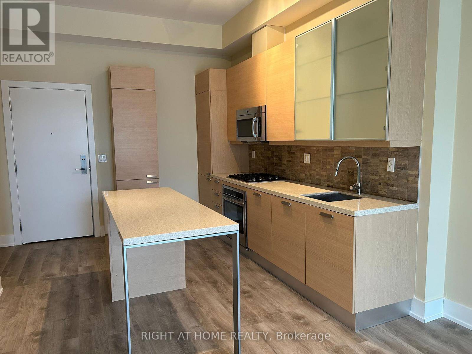 Toronto (the Beaches), ON M4L0A4,66 Kippendavie AVE #217