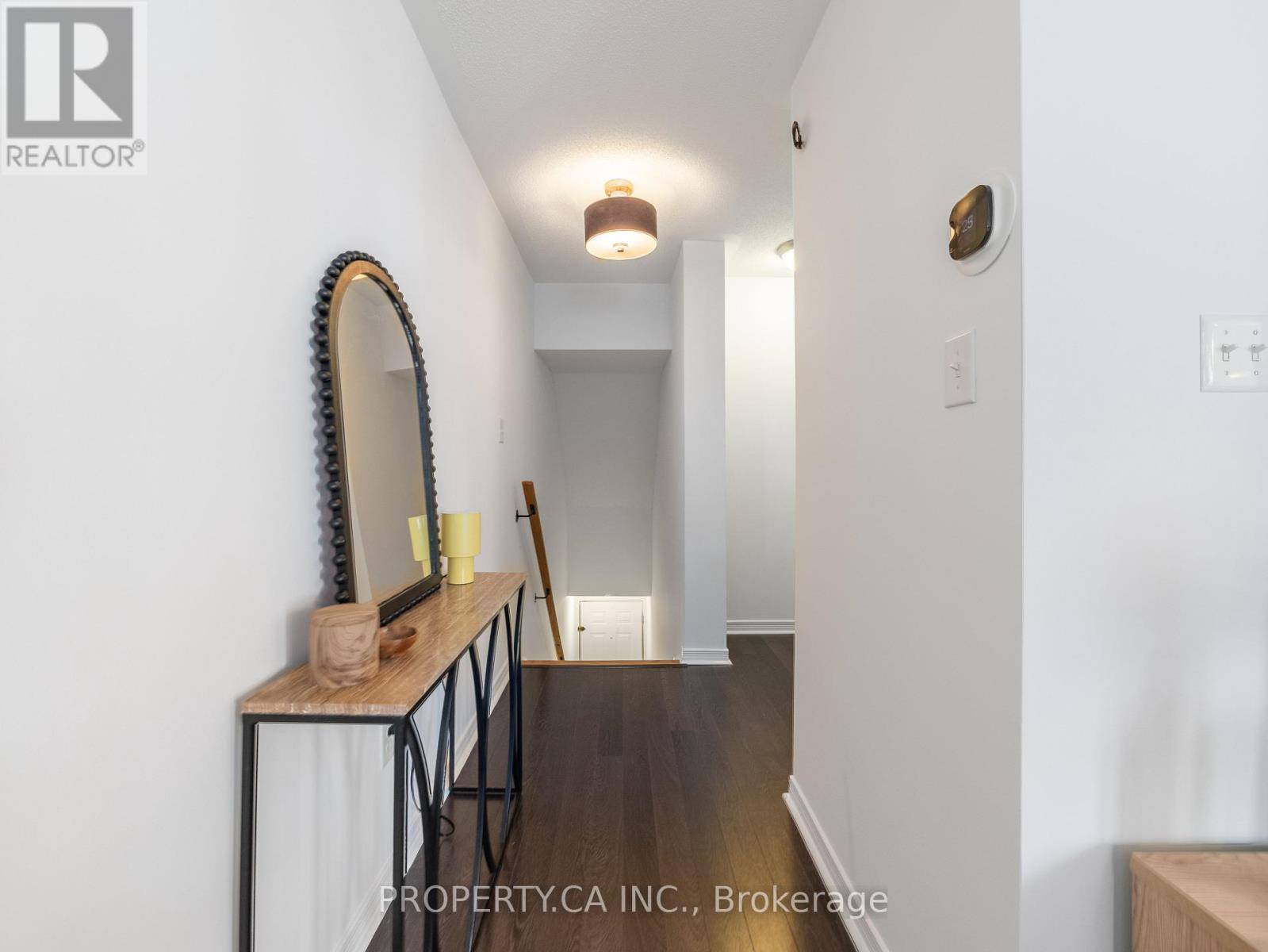 Toronto (south Riverdale), ON M4M1P9,819 Dundas ST East #4