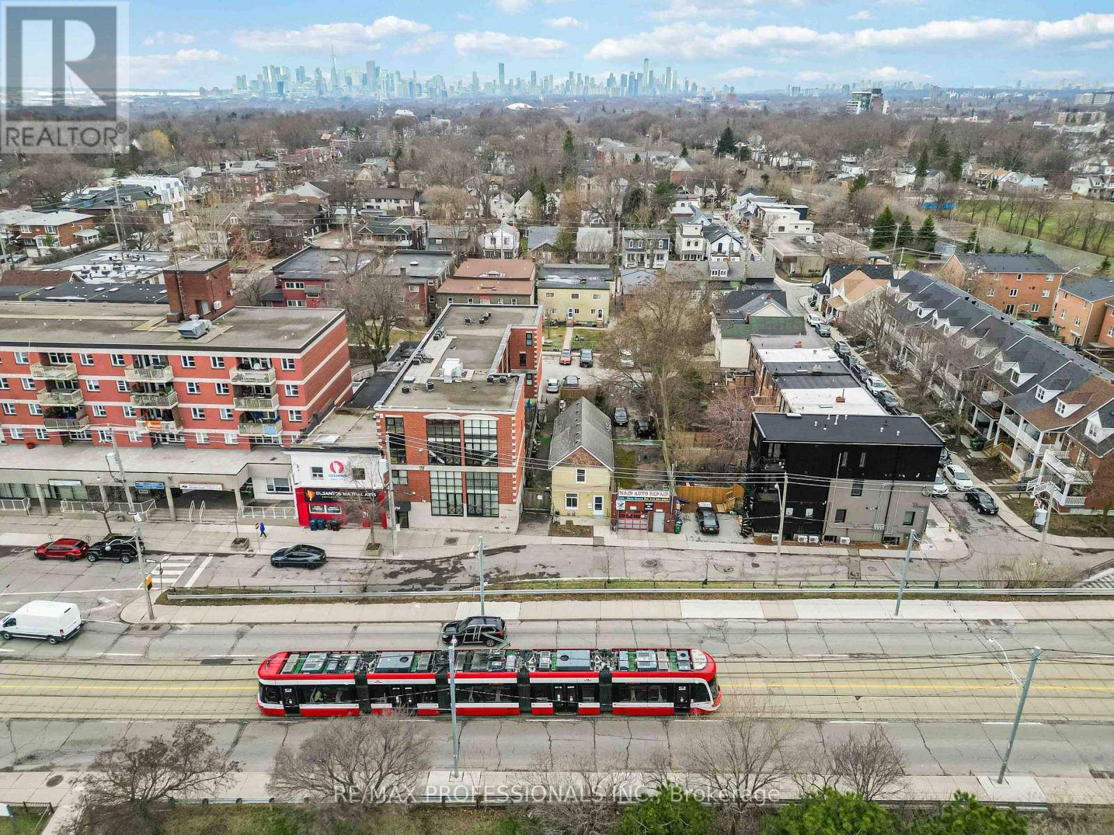 Toronto (east End-danforth), ON M4E2W1,220 MAIN STREET