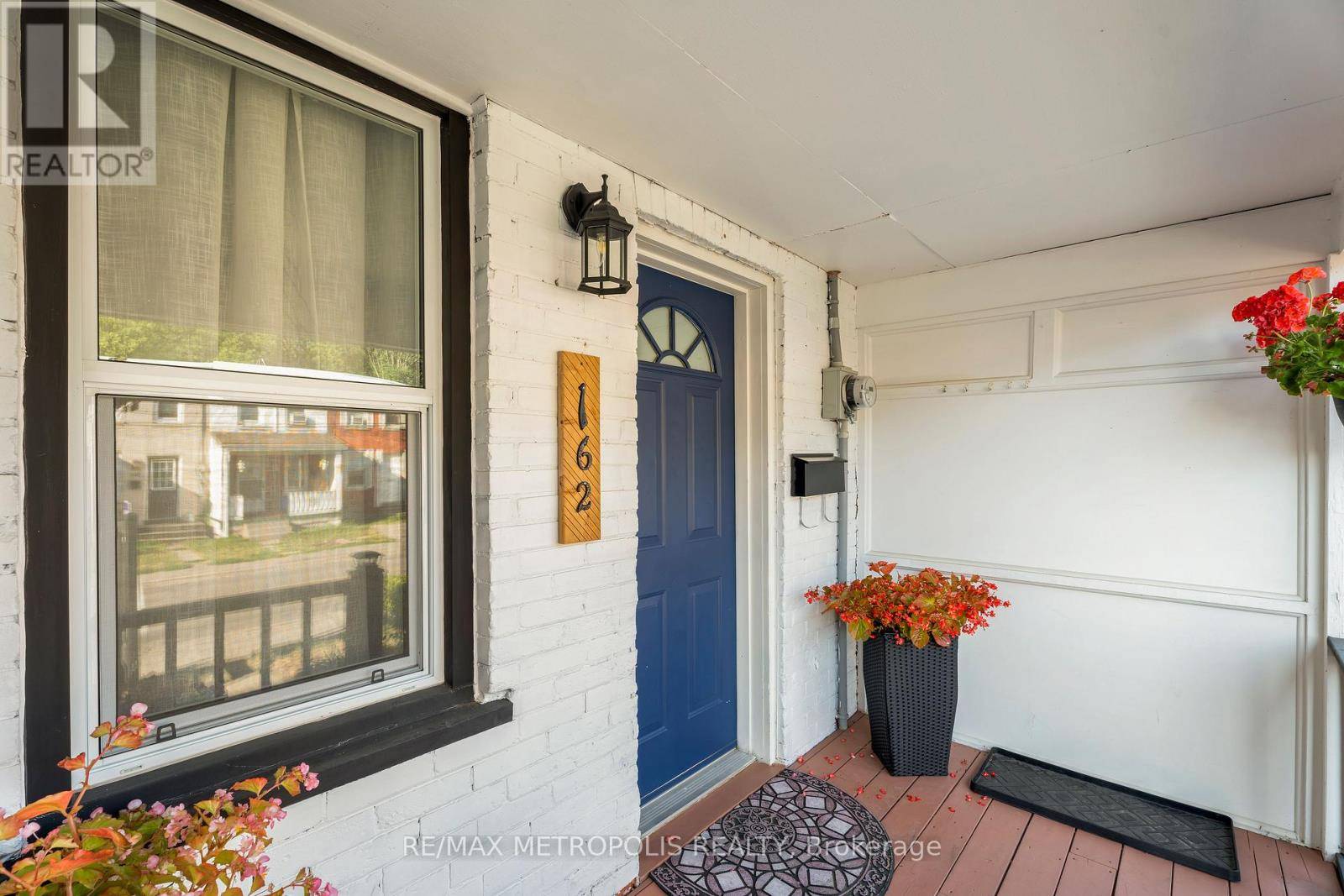 Oshawa (central), ON L1H2P2,162 OLIVE AVENUE