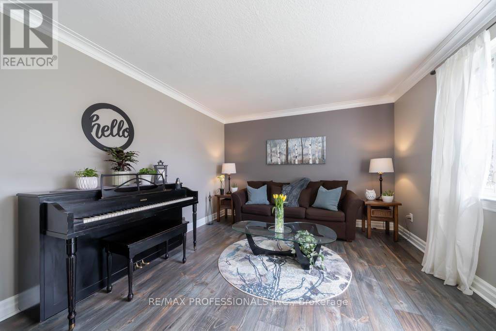 Toronto (cliffcrest), ON M1M2C5,82 COLONIAL AVENUE