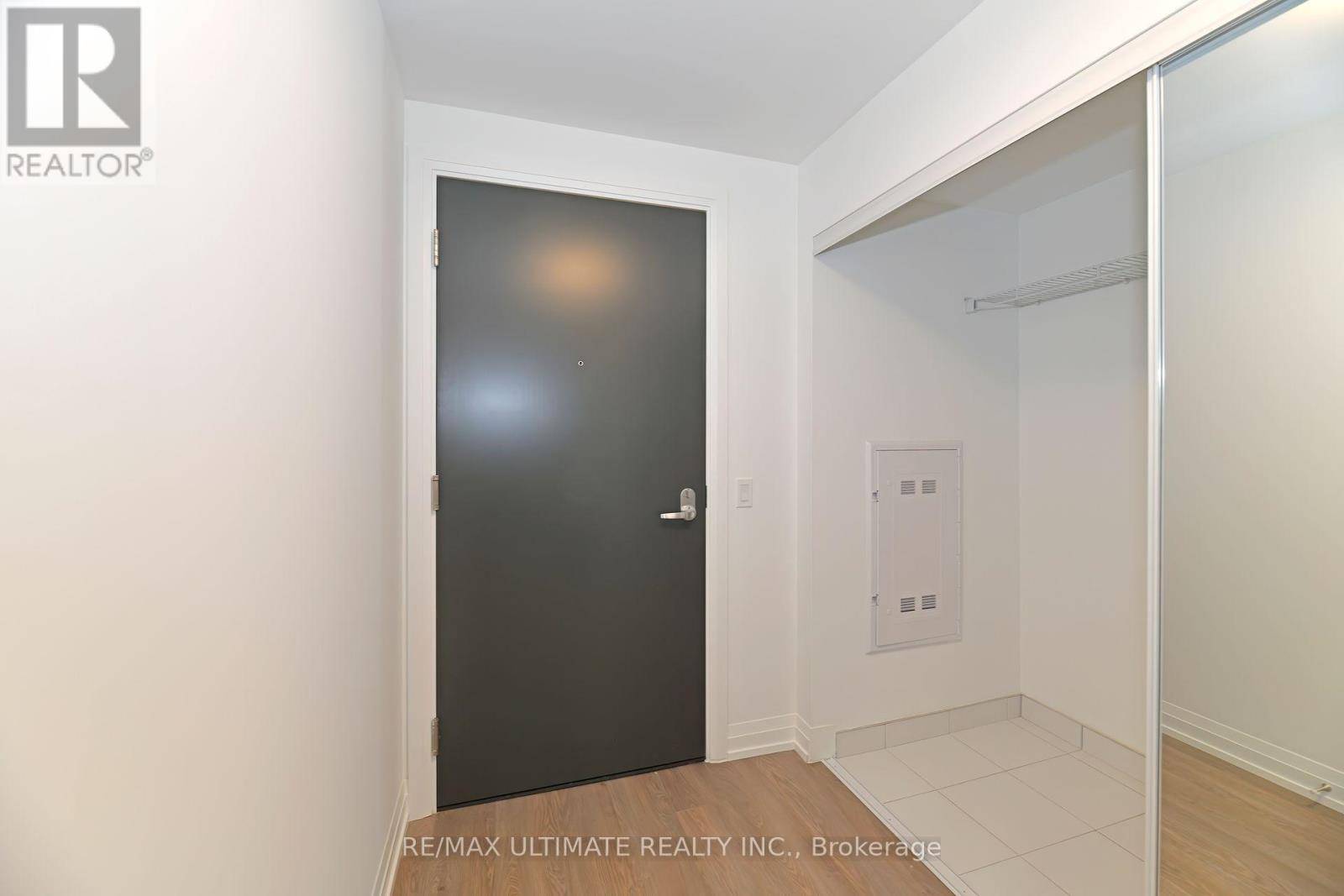 Toronto (east End-danforth), ON M4C4X4,286 Main ST #1505