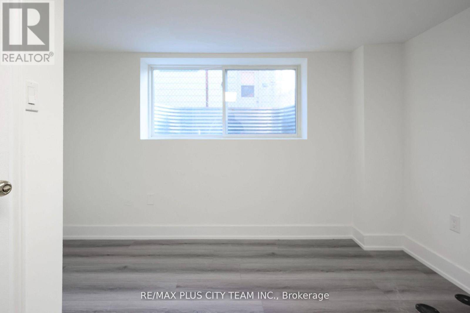 Toronto (crescent Town), ON M4B1H8,5 Ripon RD #Lower