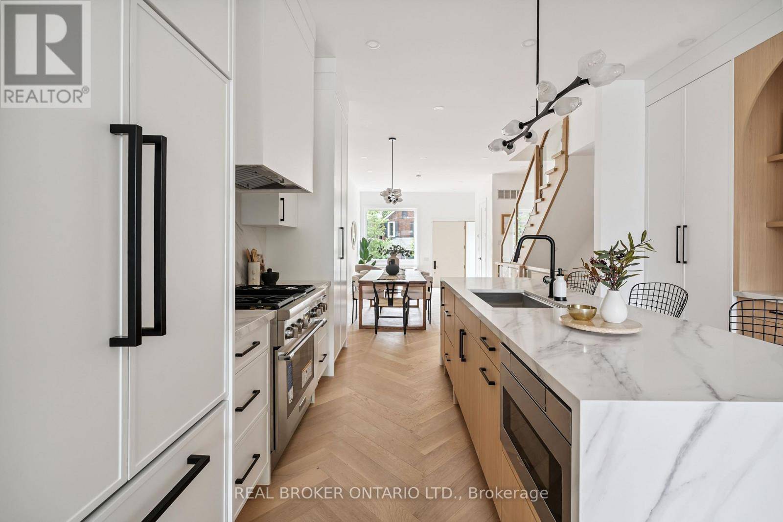 Toronto (north Riverdale), ON M4K1K4,98 HOGARTH AVENUE